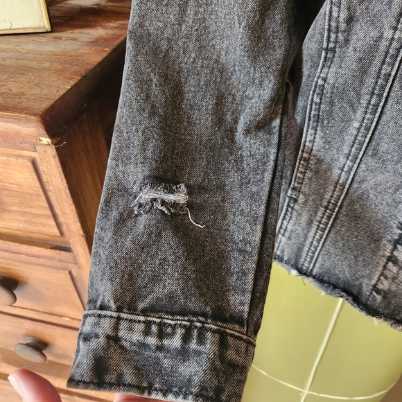 BOUTIQUE STYLE Fitted Distressed Jean Jacket Size Small - Picture 3 of 11